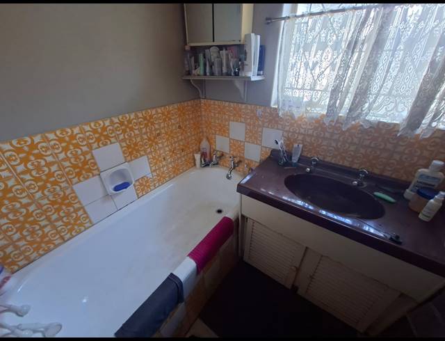 4 BEDROOM FREEHOLD FOR SALE IN VAN DYK PARK